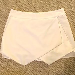 Skort. Aqua brand from Bloomingdale’s. Size M. Off white cooler.